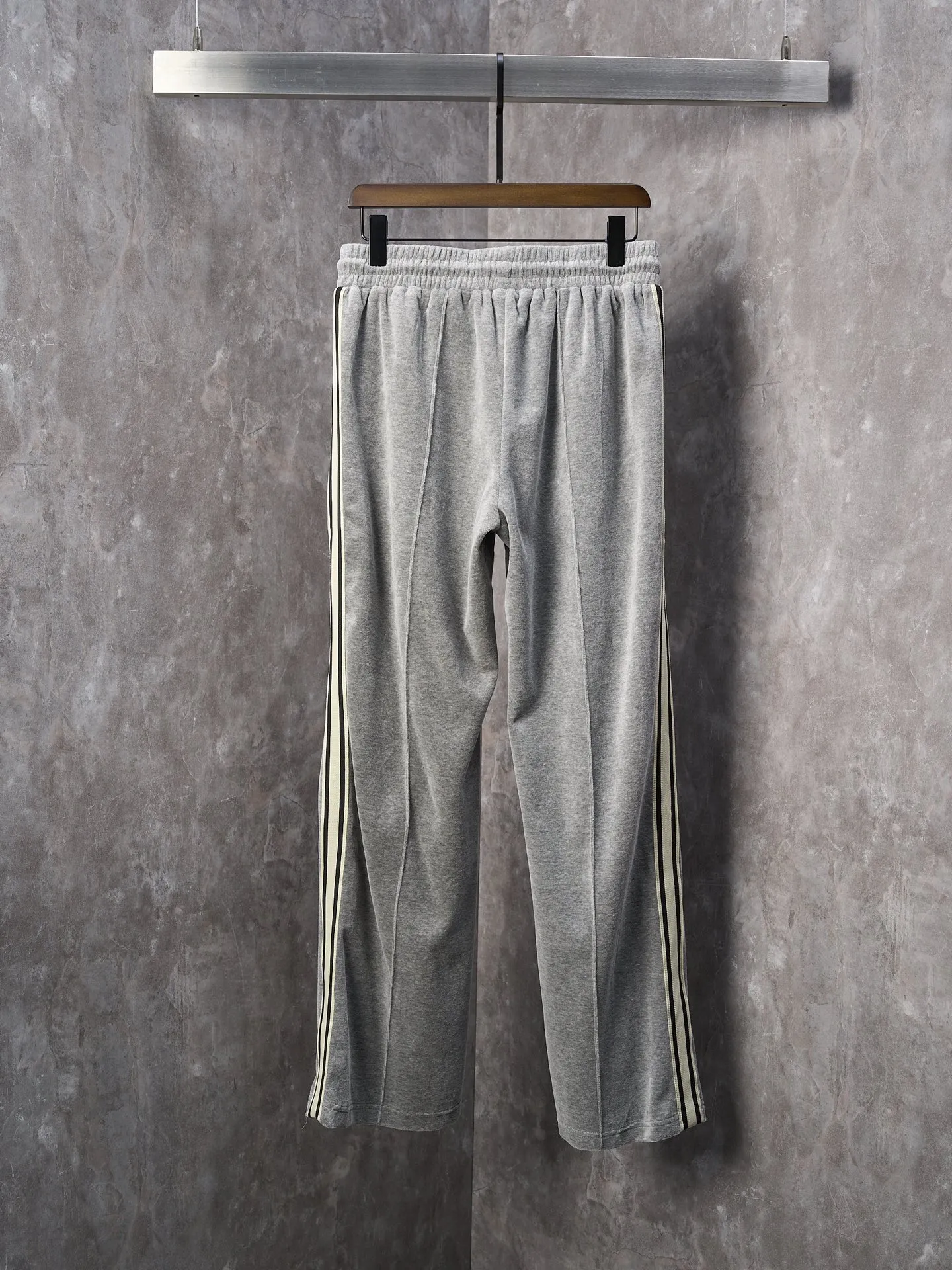 [Real auction] Celine/Celine gray fog velvet Arc de Triomphe embroidered straight trousers suit [In Stock] S M L XL custom-made Yunrou twin velvet matt cotton sateen, delicate and smooth, as close to the skin as a cloud wrap, with high-end gray as the main tone, low-key and full of connotation. The iconic CELINE Arc de Triomphe embroidery awakens on the gray fog velvet, fully recognizable, and the contrasting ribbons on both sides are sublimated to lift the tension of color. The visual impact between movement and stillness The lazy lines of the straight draped version are strong and soft. When taken apart, it is a style item. When worn together, it is an aura shirt. The suit is worry-free to wear. It adopts imported machine embroidery technology and uses advanced computer control system and precision mechanical components to realize the Arc de Triomphe embroidery operation. High precision. The lines are smooth and delicate. The fabrics have been washed and have a better hand feel. Not easy to deform, not easy to shrink, not easy to fade. Maintain long-term beauty and fit.